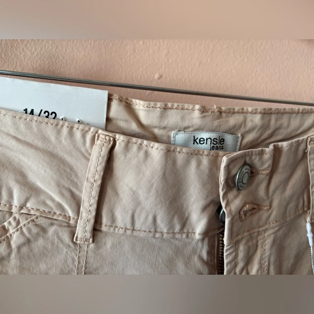 NWT Kensie Women's Beige Shorts with pockets in size 14/32.